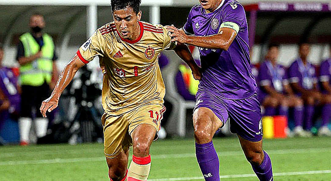 Lisandro Martinez, Carragher and the 1.75m Ruler at Old Trafford Lisandro Martinez, Carragher and the 1.75m Ruler at Old Trafford