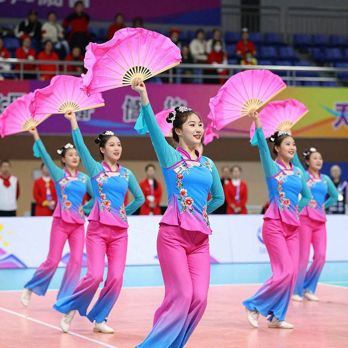 MOJI Tổ Chức Giải Bóng Chuyền Sinh Viên Đầu Tiên Của Indonesia: 36 Đội, 60 Trận Và Bài Toán Về Mô Hình Bền Vững MOJI Tổ Chức Giải Bóng Chuyền Sinh Viên Đầu Tiên Của Indonesia: 36 Đội, 60 Trận Và Bài Toán Về Mô Hình Bền Vững