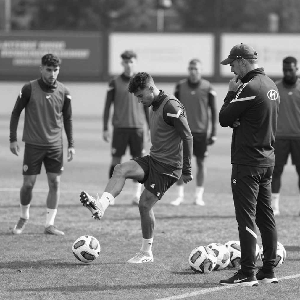 Is Joel Huiqui losing authority at Cruz Azul? Deep analysis of the Facundo Oreja assistant video Is Joel Huiqui losing authority at Cruz Azul? Deep analysis of the Facundo Oreja assistant video
