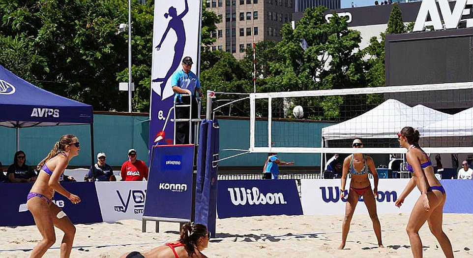 Nebraska quét sạch Creighton 3-0 và cột mốc 15.405 khán giả ở Lincoln