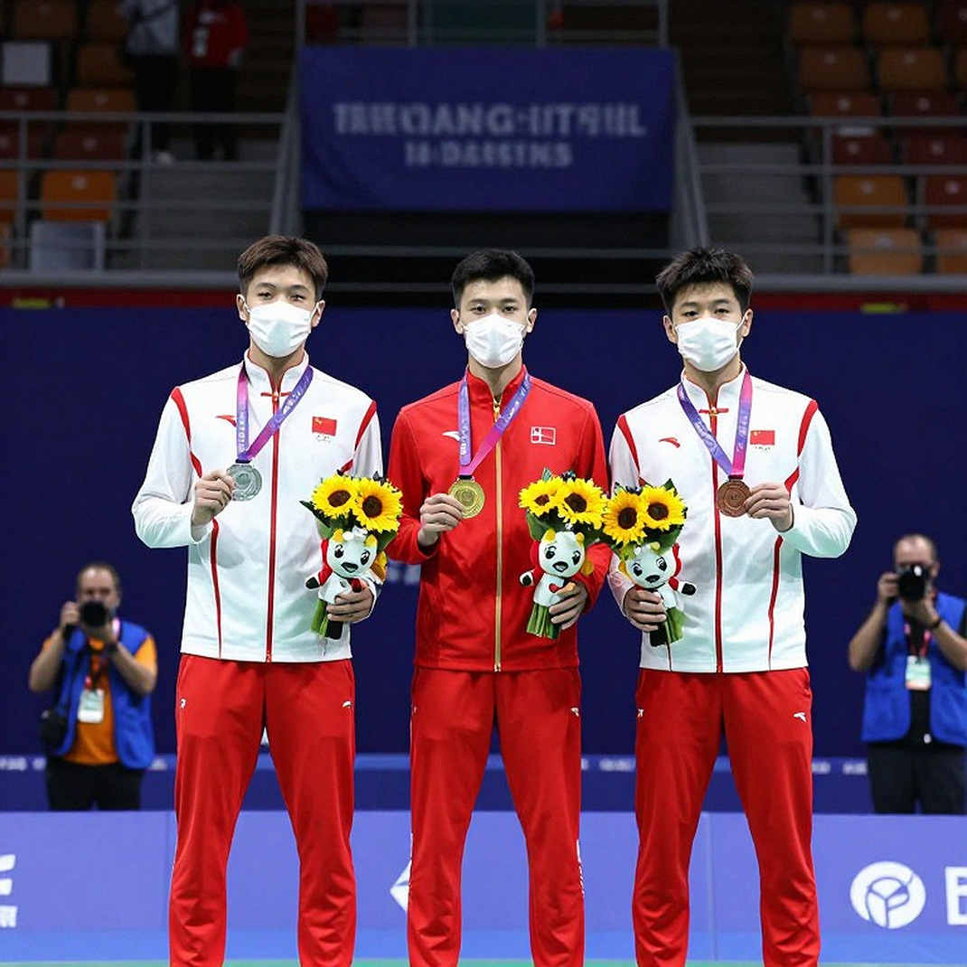 Alwi Farhan tập cùng Kento Momota trước Asian Games 2026: Nhịp cầu dài và khoảng lặng Tokyo