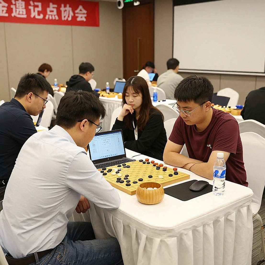 GCL 2026: Nepomniachtchi cho Carlsen một cơn khiếp sợ, rồi vượt qua Sindarov trên thời gian